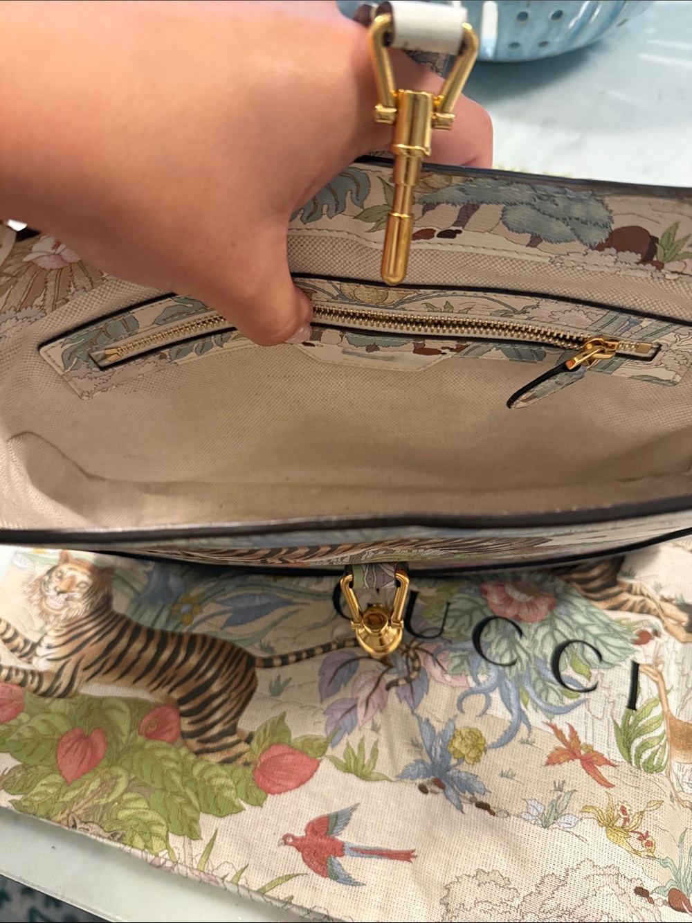 Gucci White Floral Tiger Shoulder Bag with Gold Hardware - Picture 5 of 7